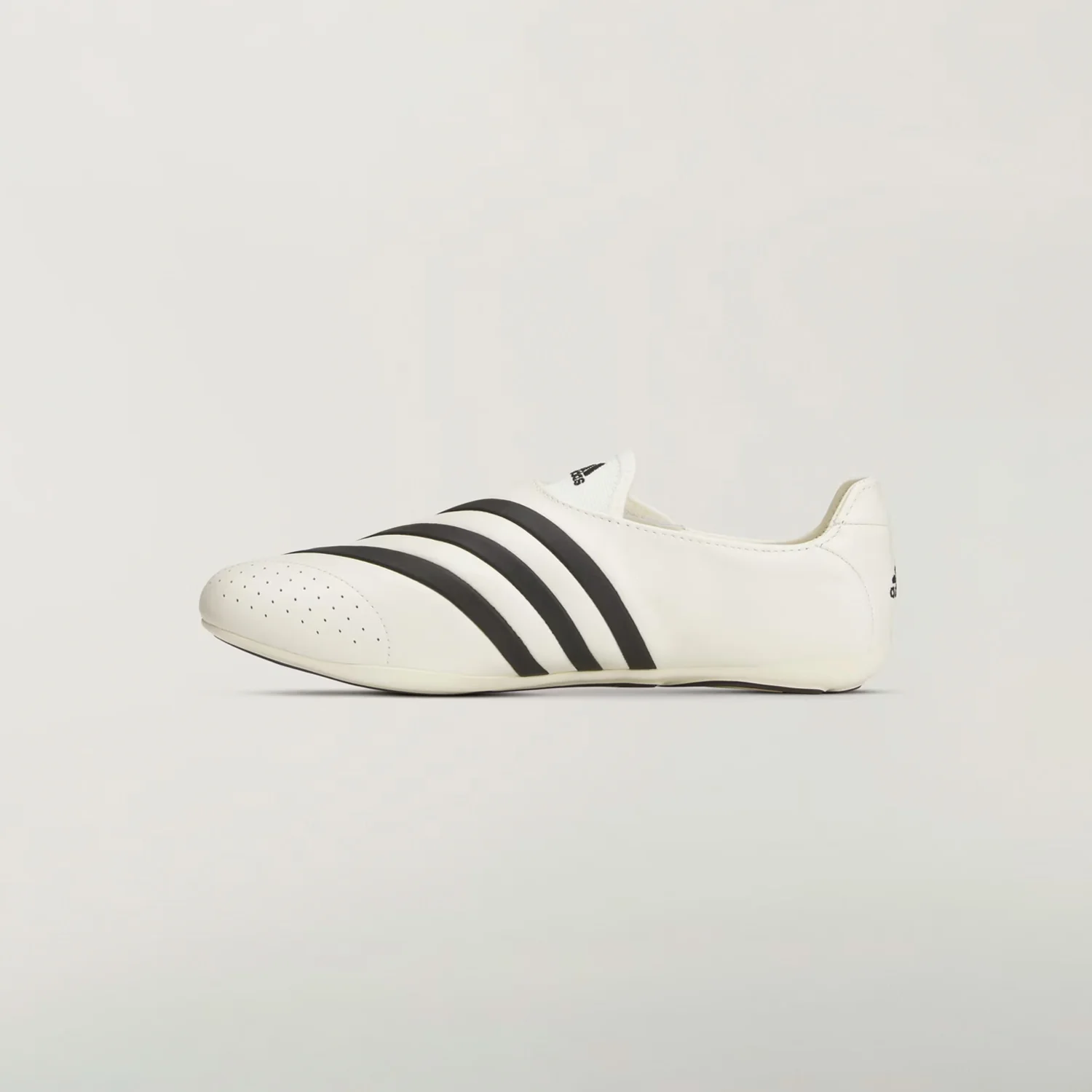 Adidas VIRGINIA VARIO FLAT EARTHER BY PHARRELL, Chalk White/Core Black/Chalk White - Image 2