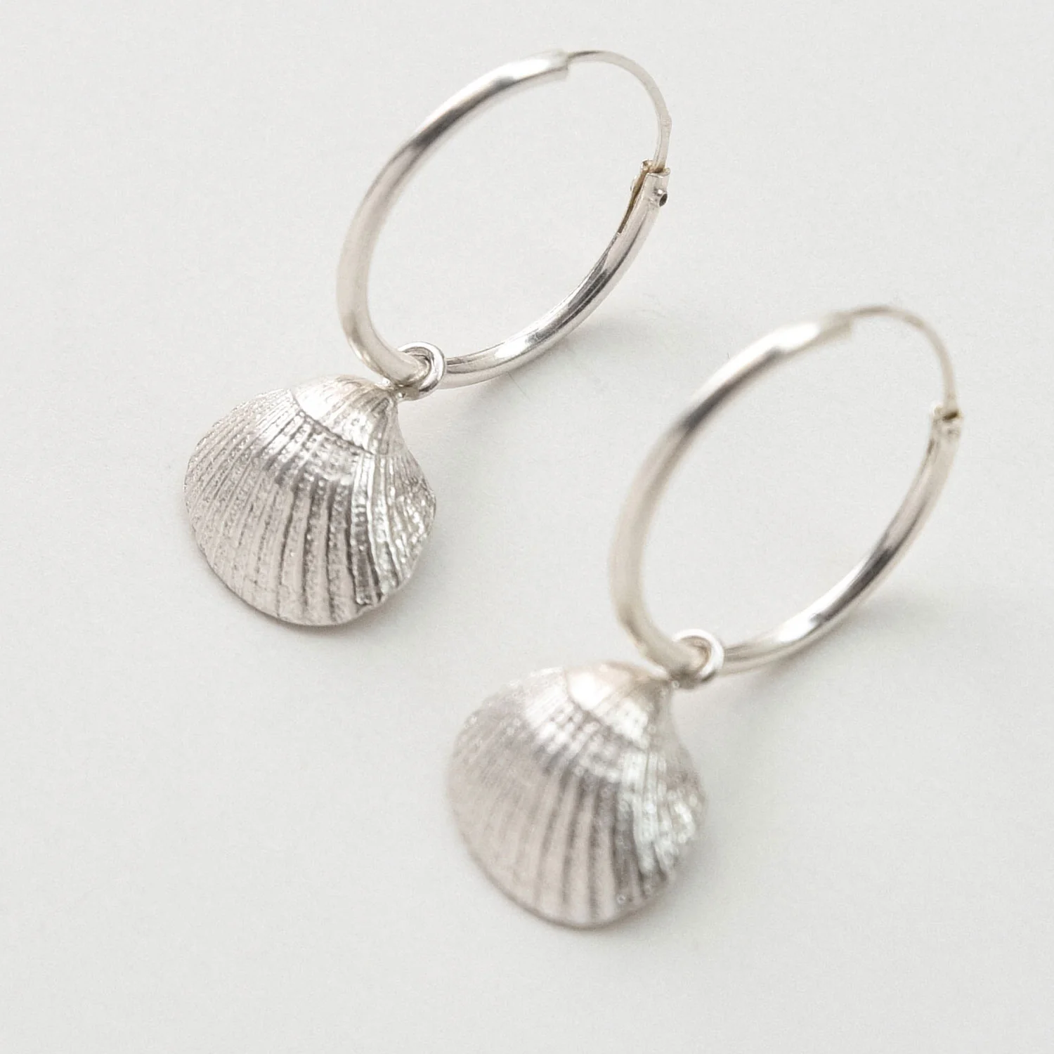 SEASHELL HOOP EARRINGS, Silver - Image 2