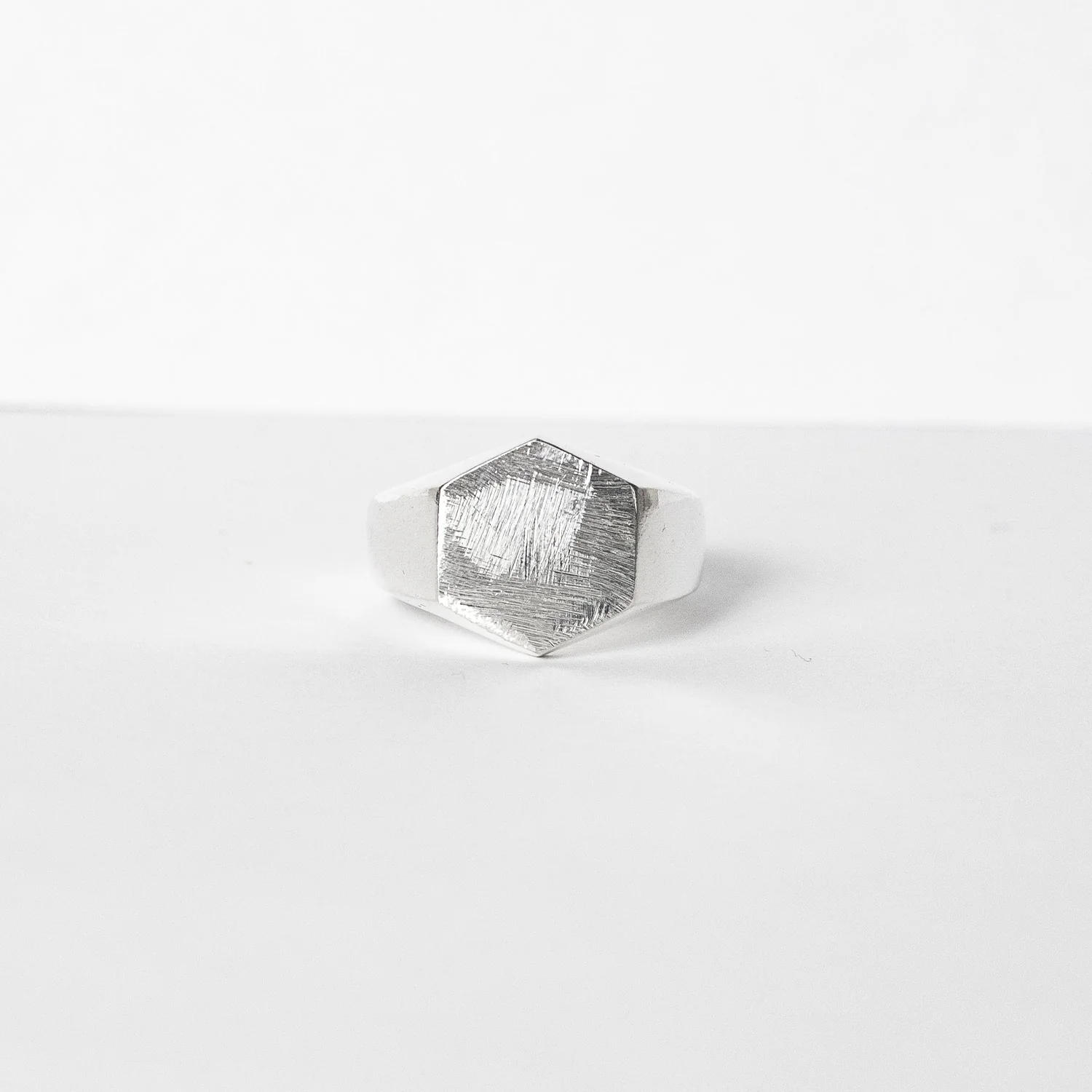 Laura Vartio HEXAGON RING, Silver - Image 2