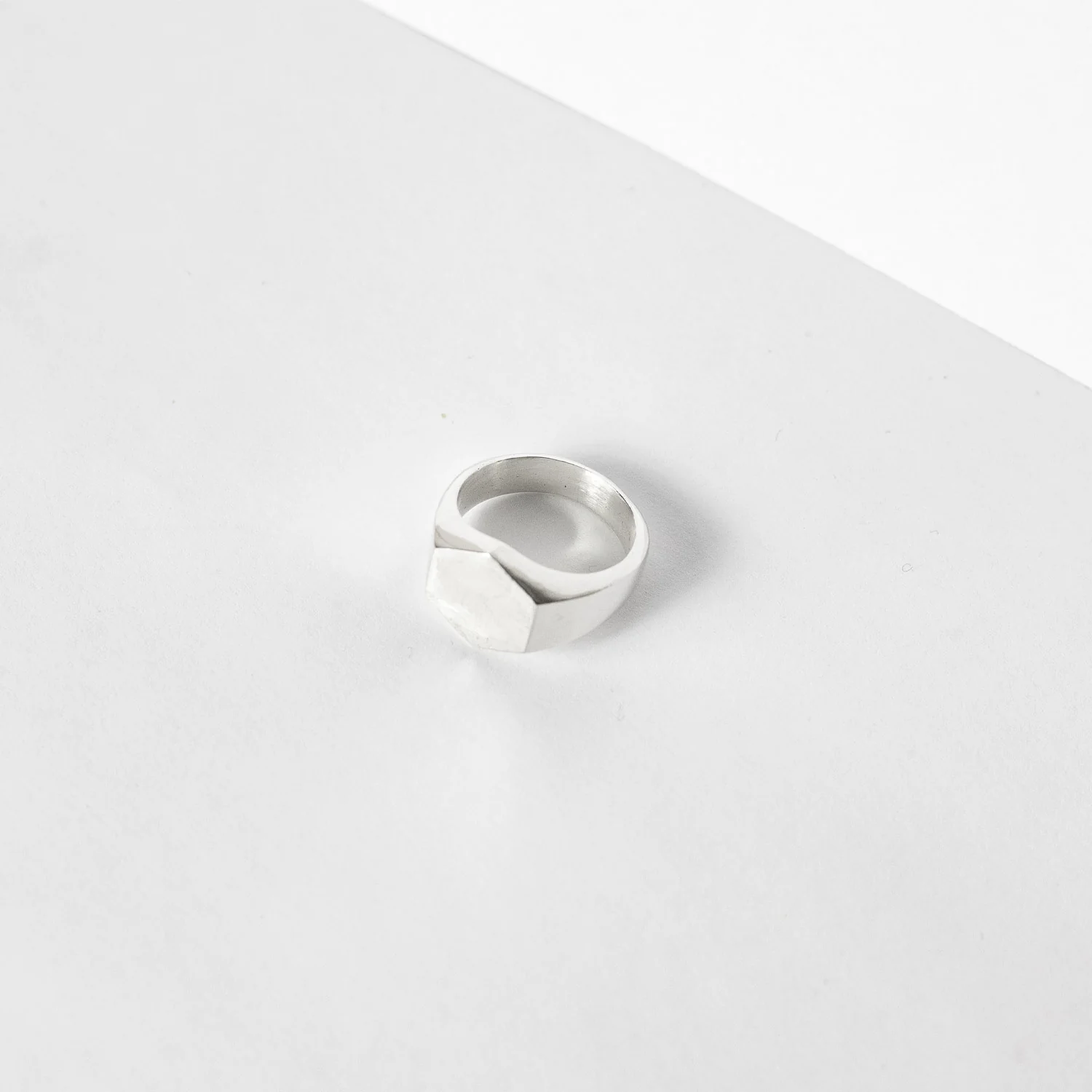 Laura Vartio HEXAGON RING, Silver - Image 3