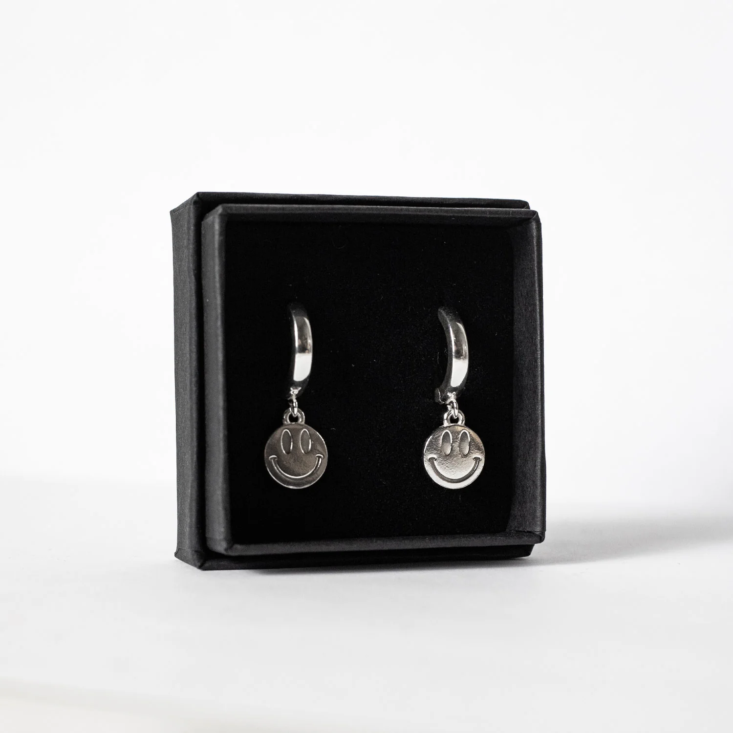 Laura Vartio SMILEY EARRINGS, Silver - Image 3