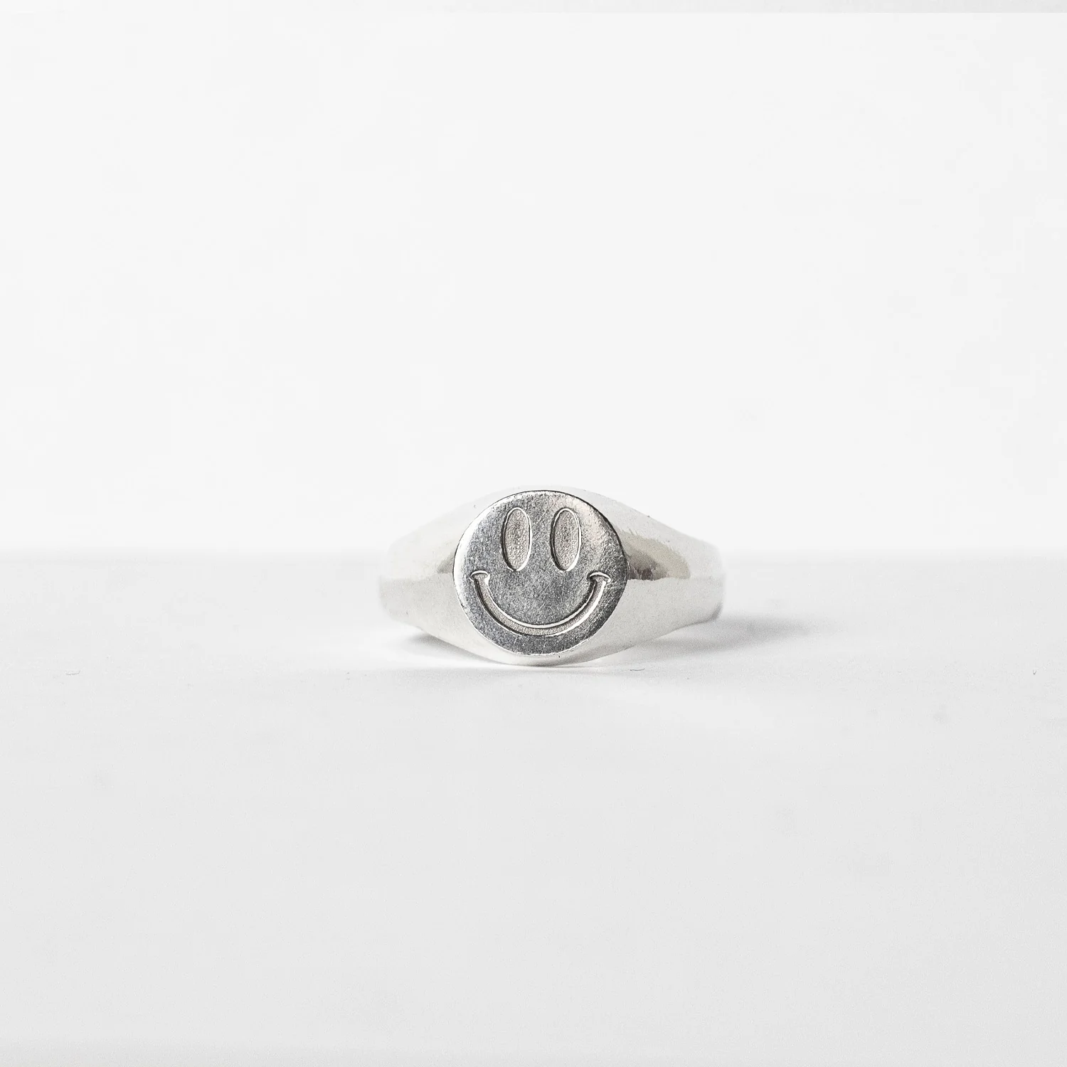 Laura Vartio SMILEY SIGNET RING, Silver - Image 2