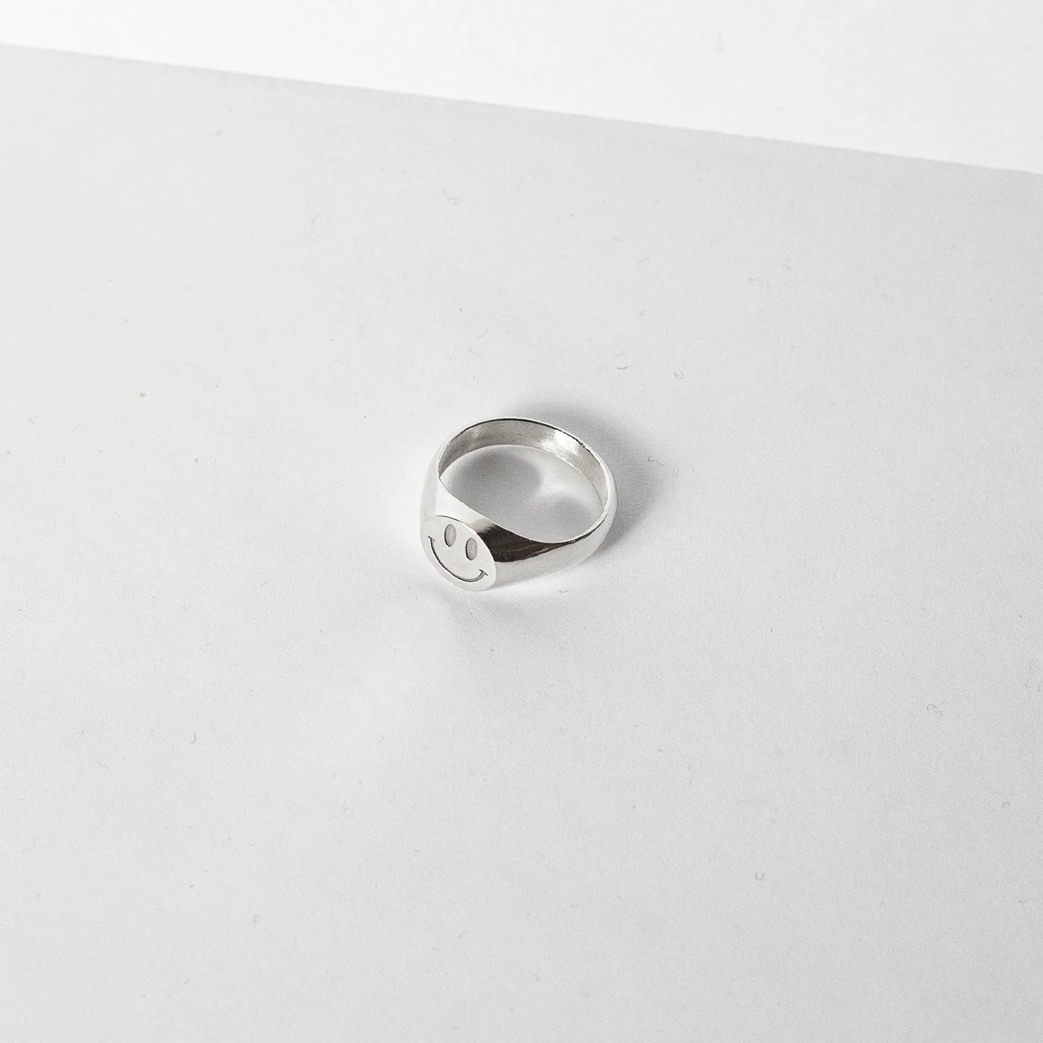 Laura Vartio SMILEY SIGNET RING, Silver - Image 3