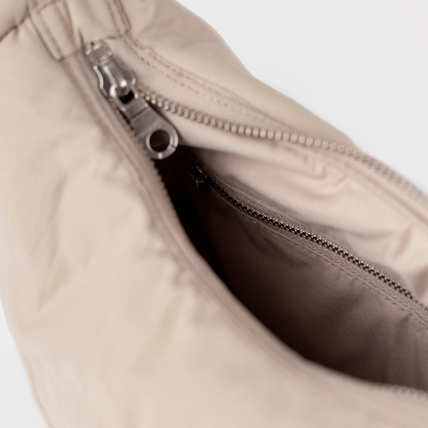 Sandqvist CURVE HALF MOON BAG MINI, Beige - Image 3