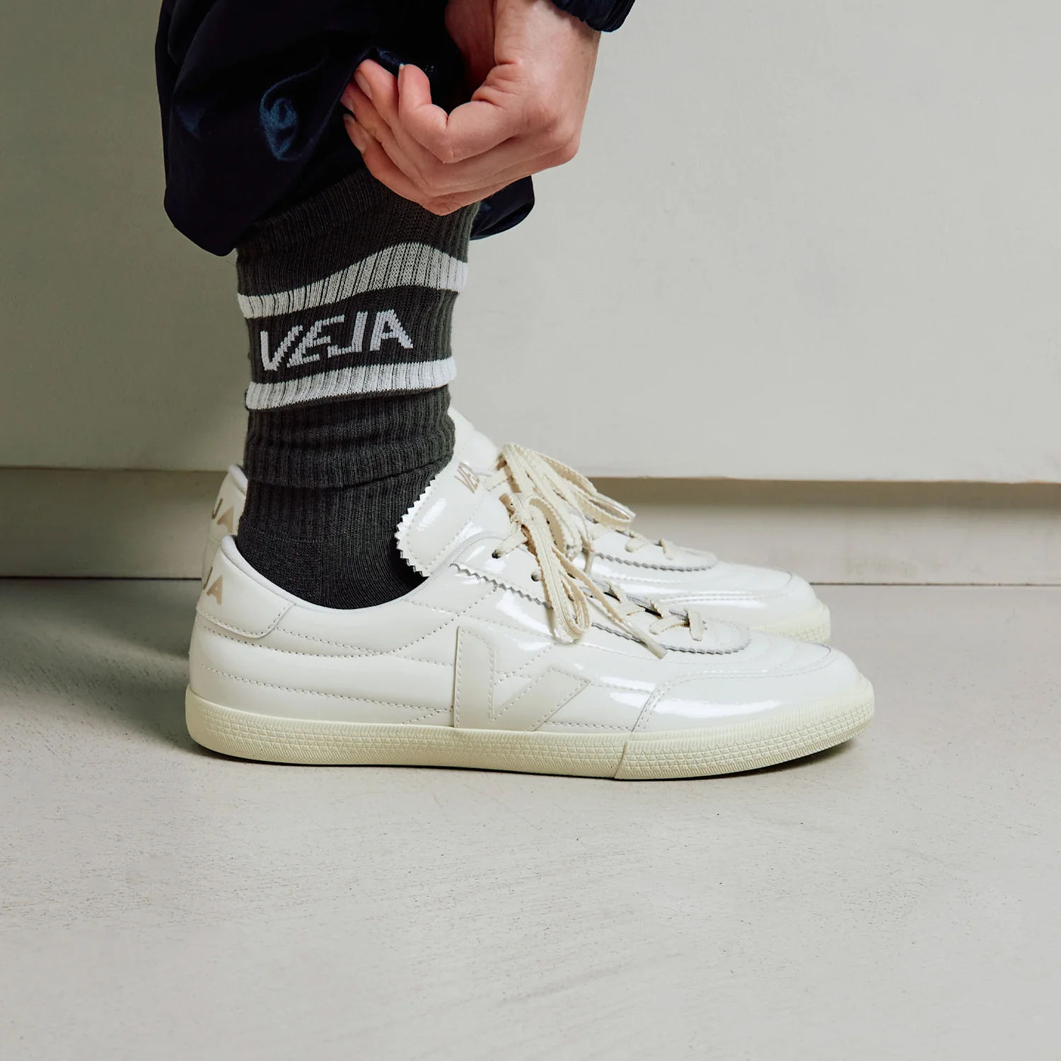 Veja PANENKA PATENT LEATHER, Off White - Image 4